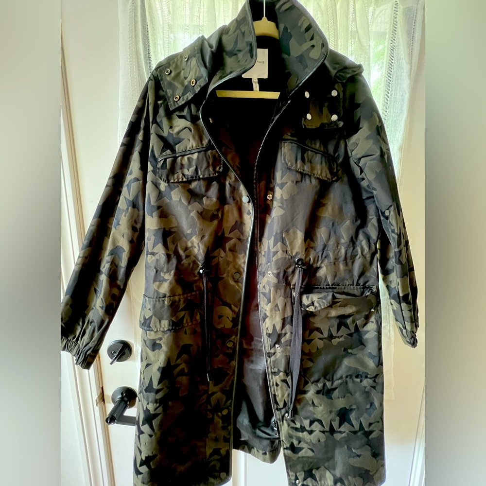 Avec les filles. Medium. Camo rain coat